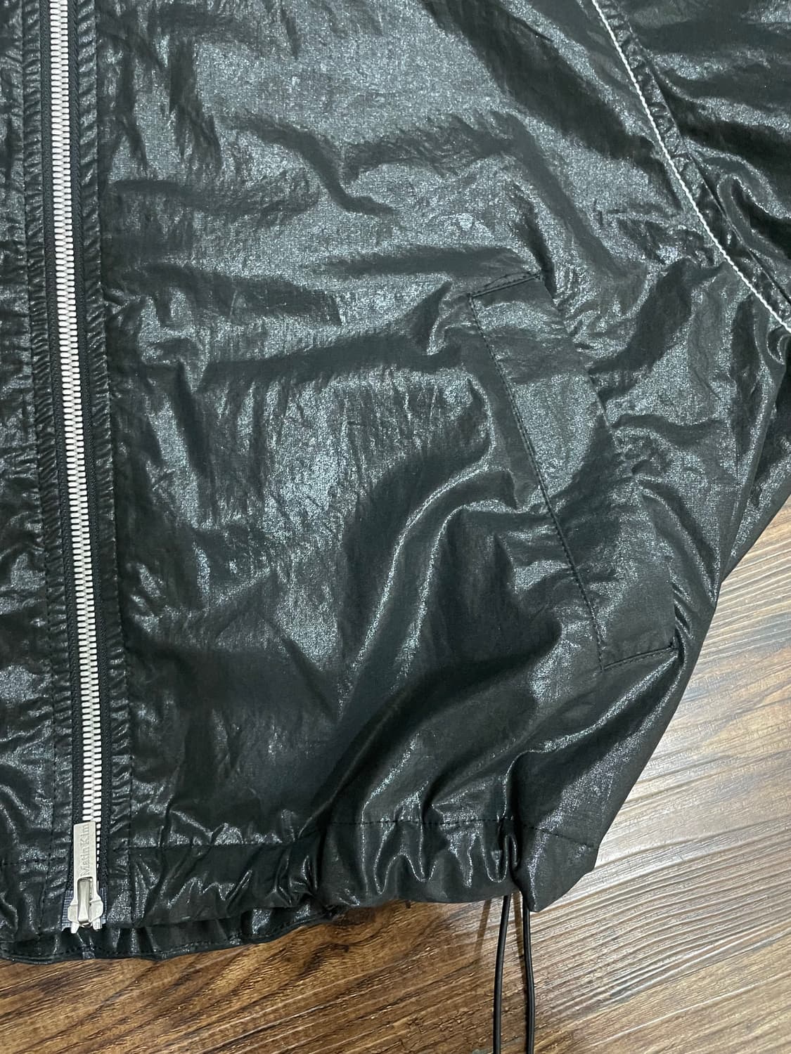 마뗑킴 마뗑 크롭 후디 코팅 점퍼 블랙 상품이미지5