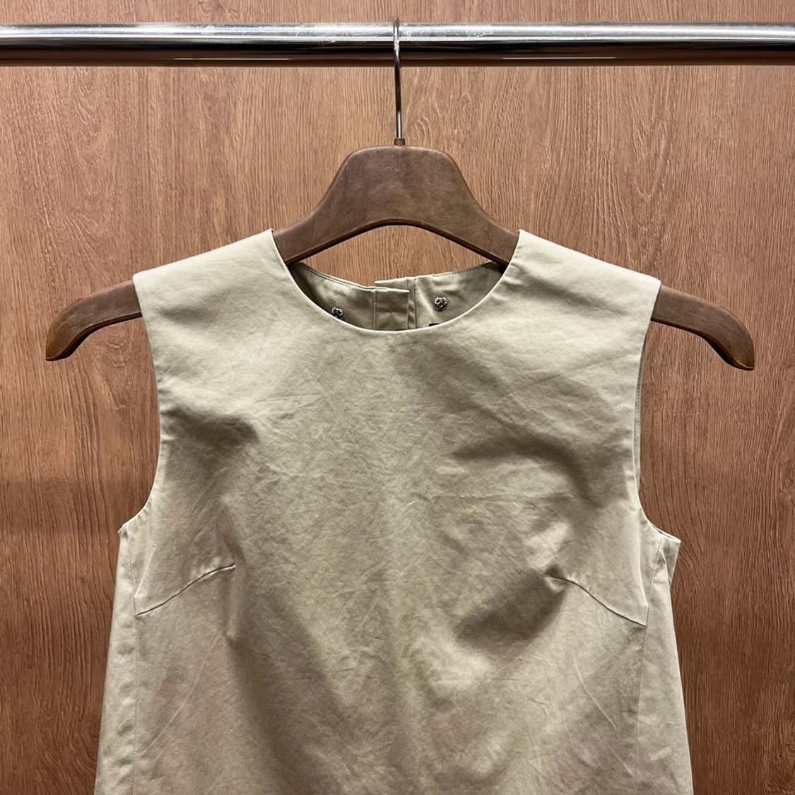 띠어리 코튼 베스트 백 버튼 클로징 사이드 사선 절개 디테일 베이지 상품이미지4