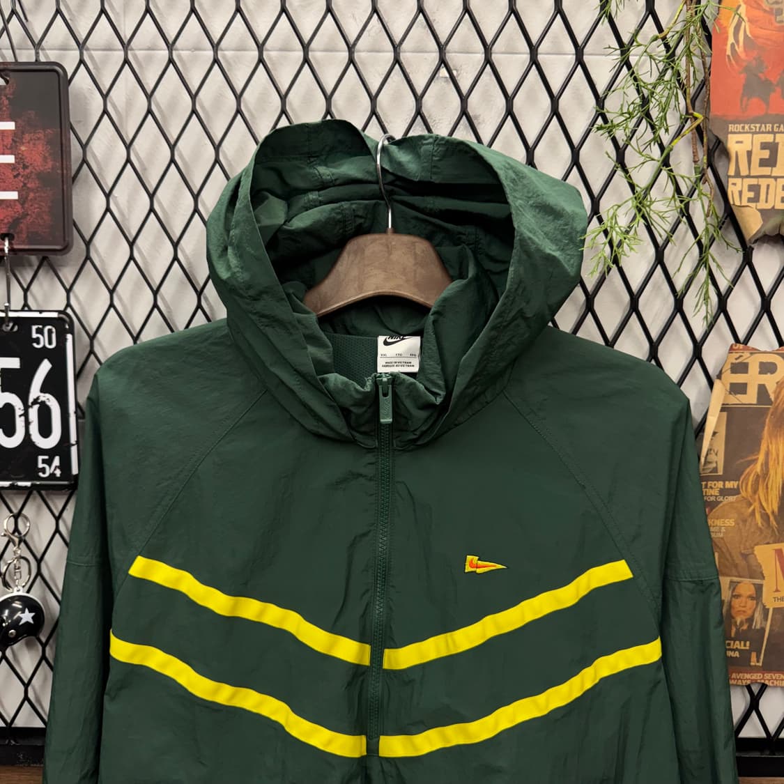 나이키 바람막이 후면 레터링 로고 포인트 옐로우그린 배색 상품이미지3