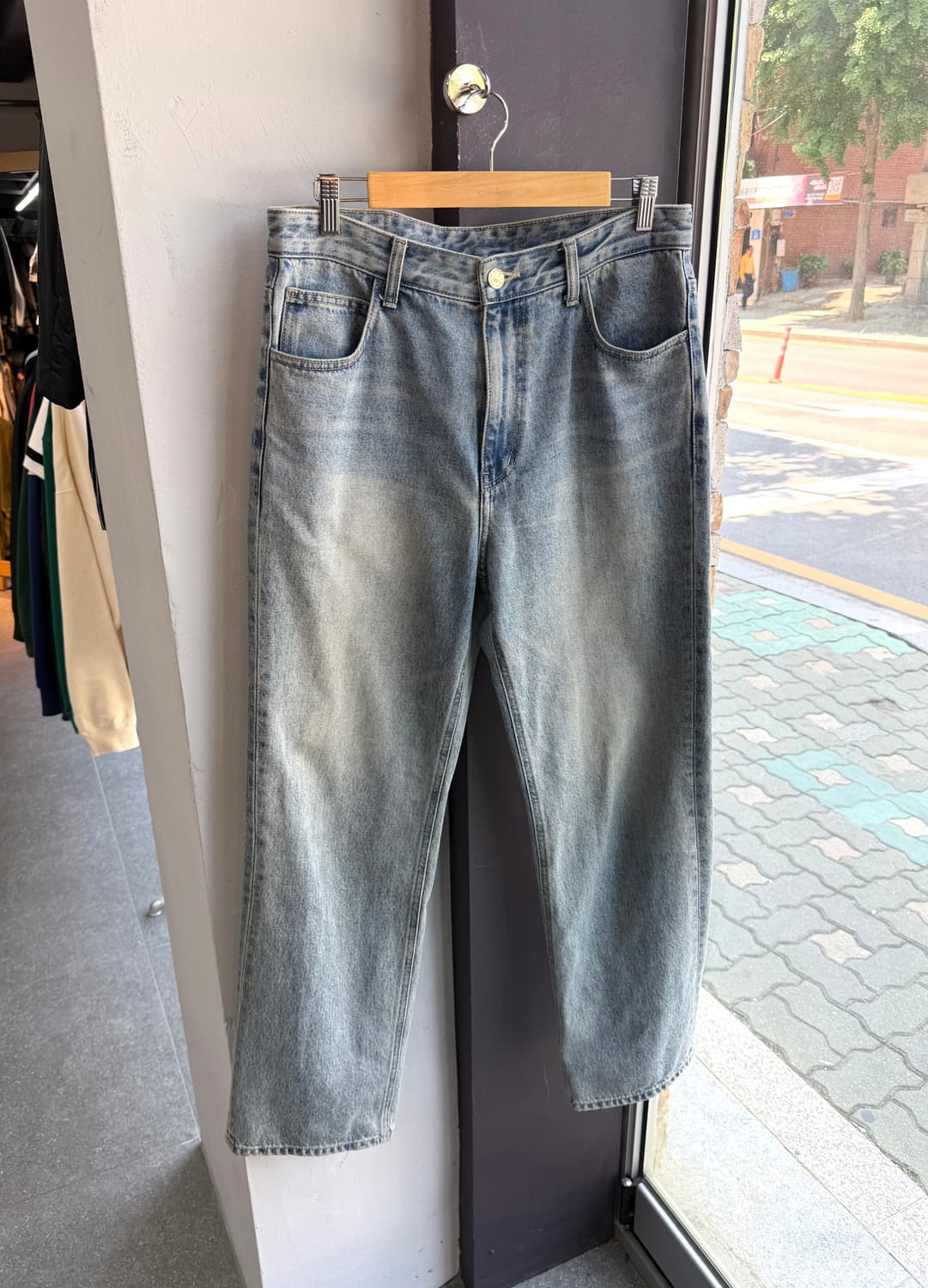 32/ 솔리드옴므 22FW 워싱 백로고패치 데님팬츠 상품이미지5