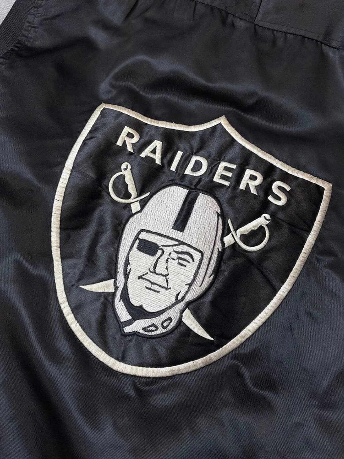 NFL 오클랜드 레이더스 아치 로고 블랙 사틴 바시티 점퍼 PN5733 상품이미지3