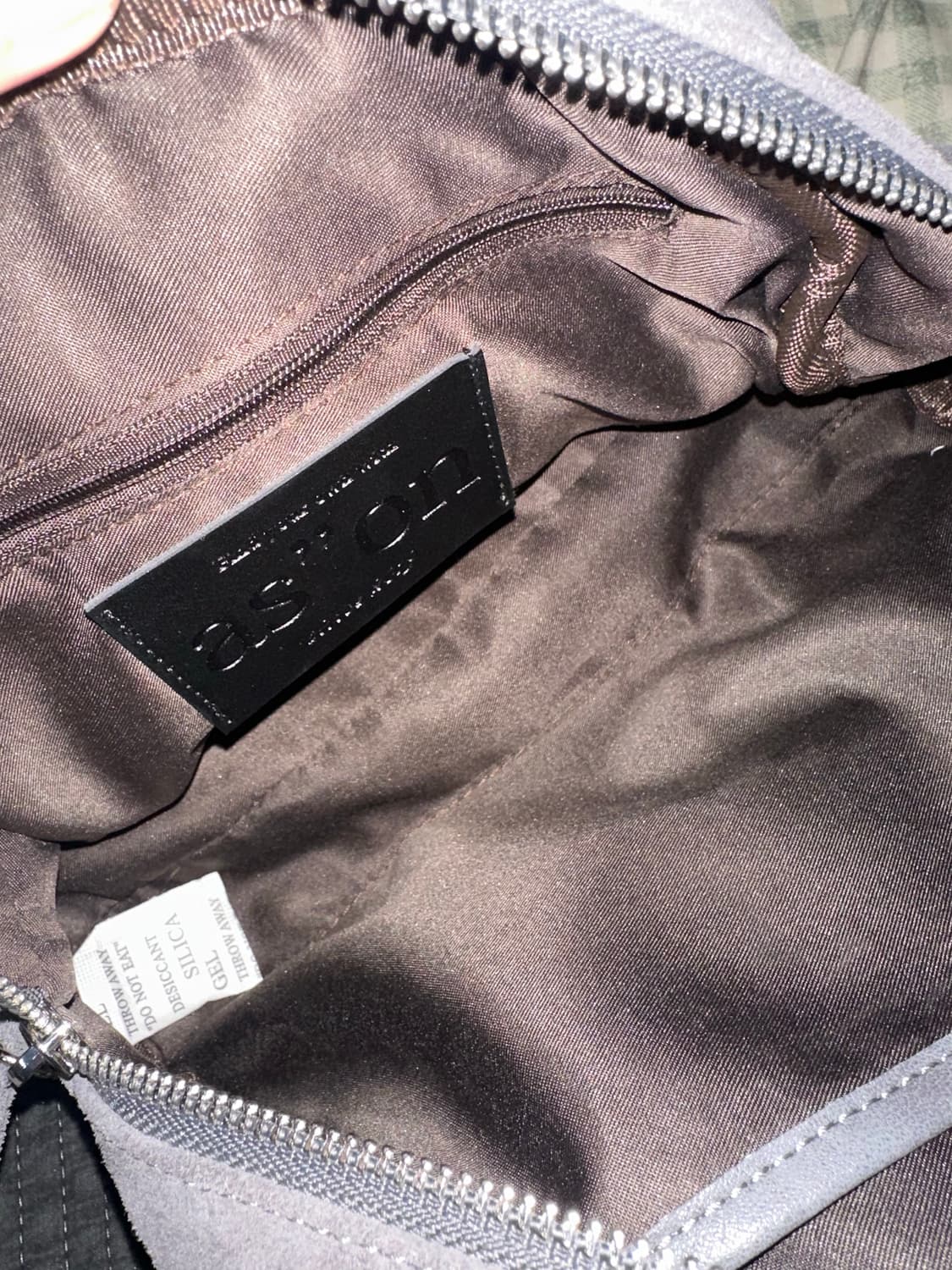 애즈온 보니타 미니 백 스웨이드 챠콜 상품이미지3