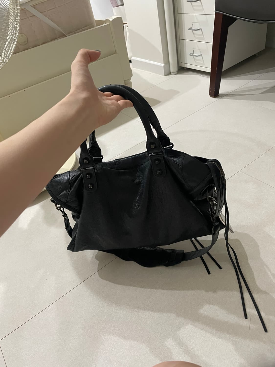 발렌시아가 시티 모터백 블랙 미디움 상품이미지8