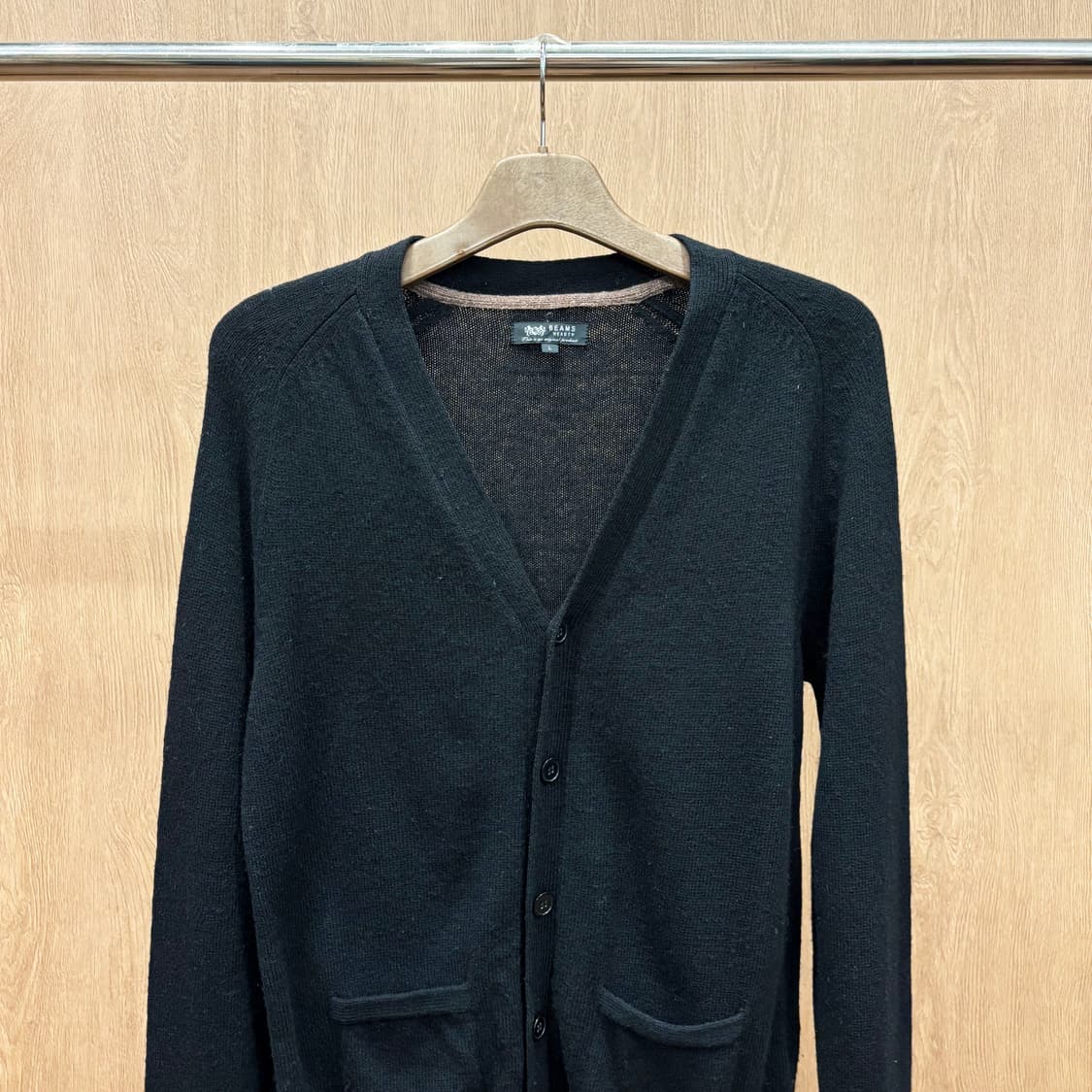 빔즈 하트 울 브이넥 베이직 가디건 패치 포켓 리브 마감 디테일 블랙 상품이미지4