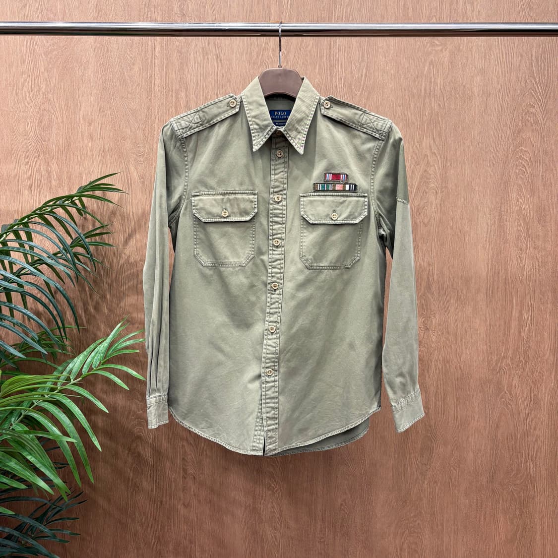 폴로 랄프로렌 코튼 셔츠 숄더 에폴렛 밀리터리 패치 자수 디테일 카키 상품이미지1