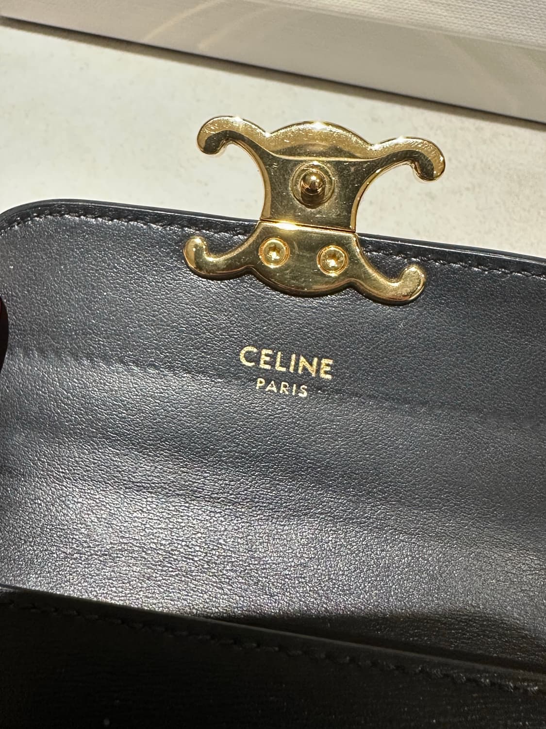 셀린느 플랩 트리옹프 카드 지갑 샤이니 카프스킨 상품이미지5