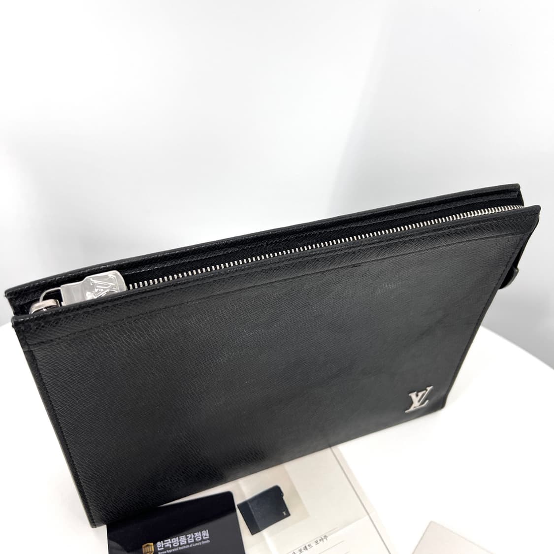 루이비통 LV 타이가 포쉐트 보야주 클러치백 블랙 (M30450) 상품이미지4