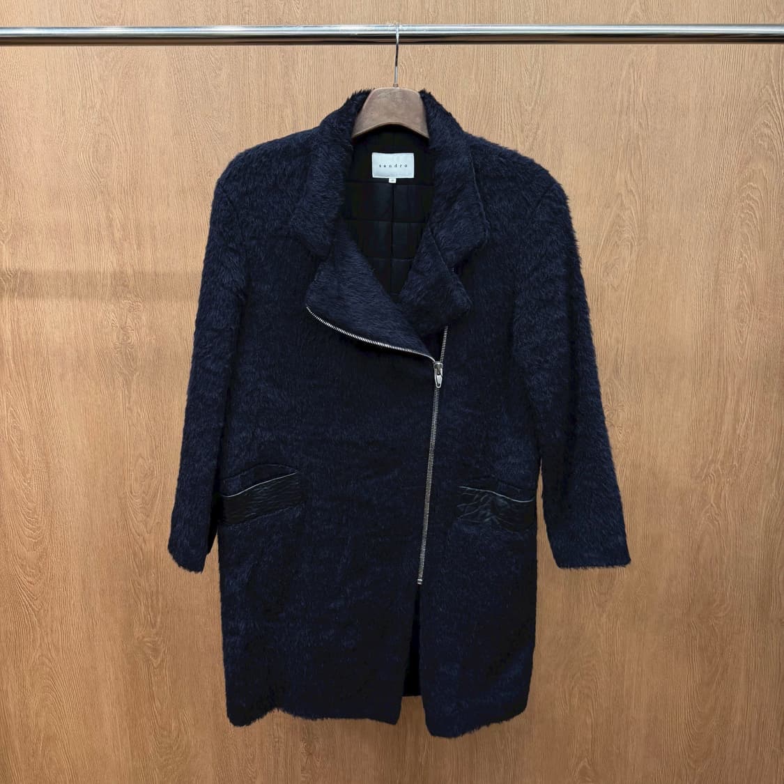 산드로 롱 코트 퍼 텍스처 언밸런스 집업 레더 포켓 디테일 블랙 상품이미지2