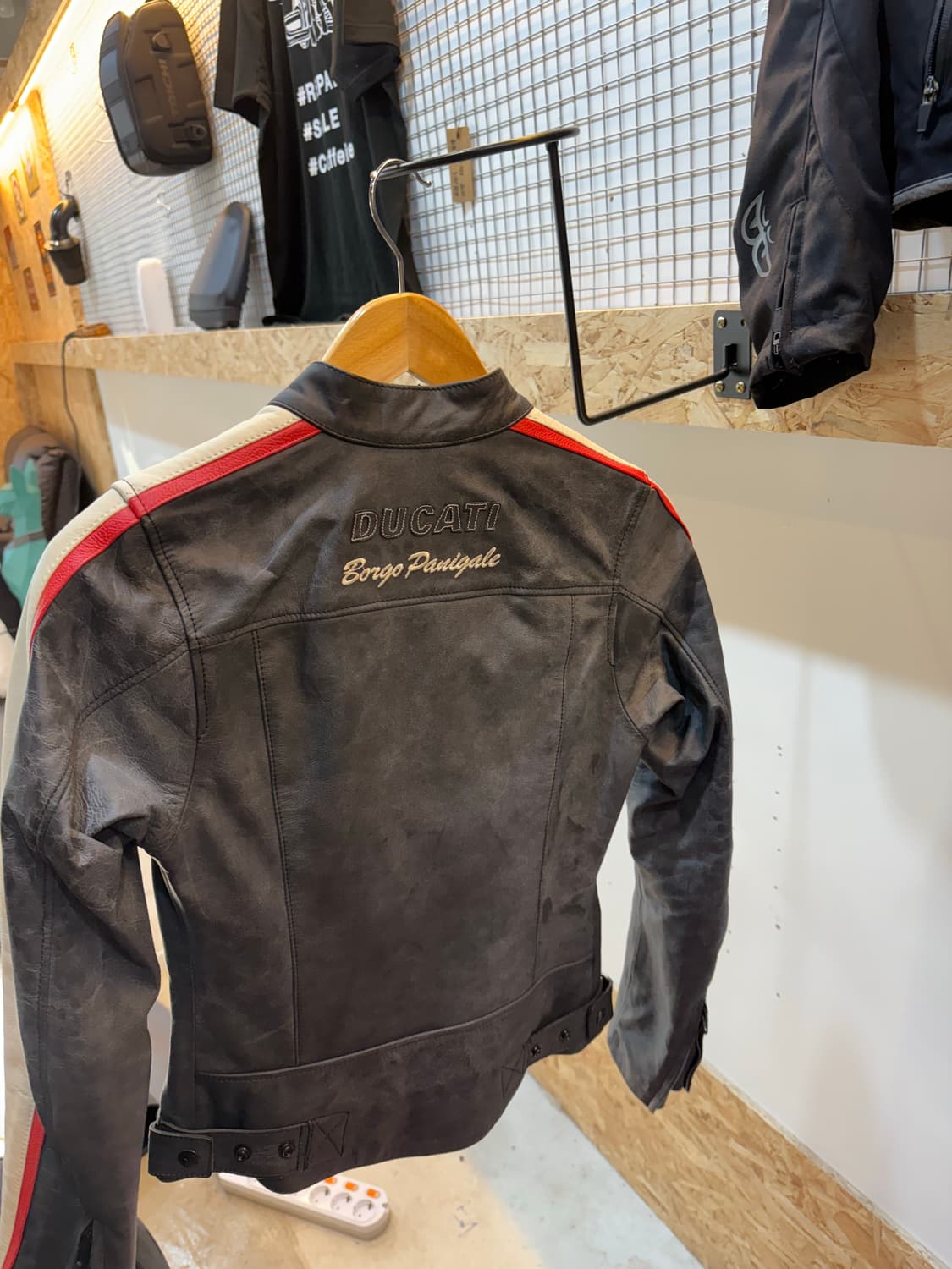 두카티 다이네즈 레더 자켓 판매합니다  상품이미지2