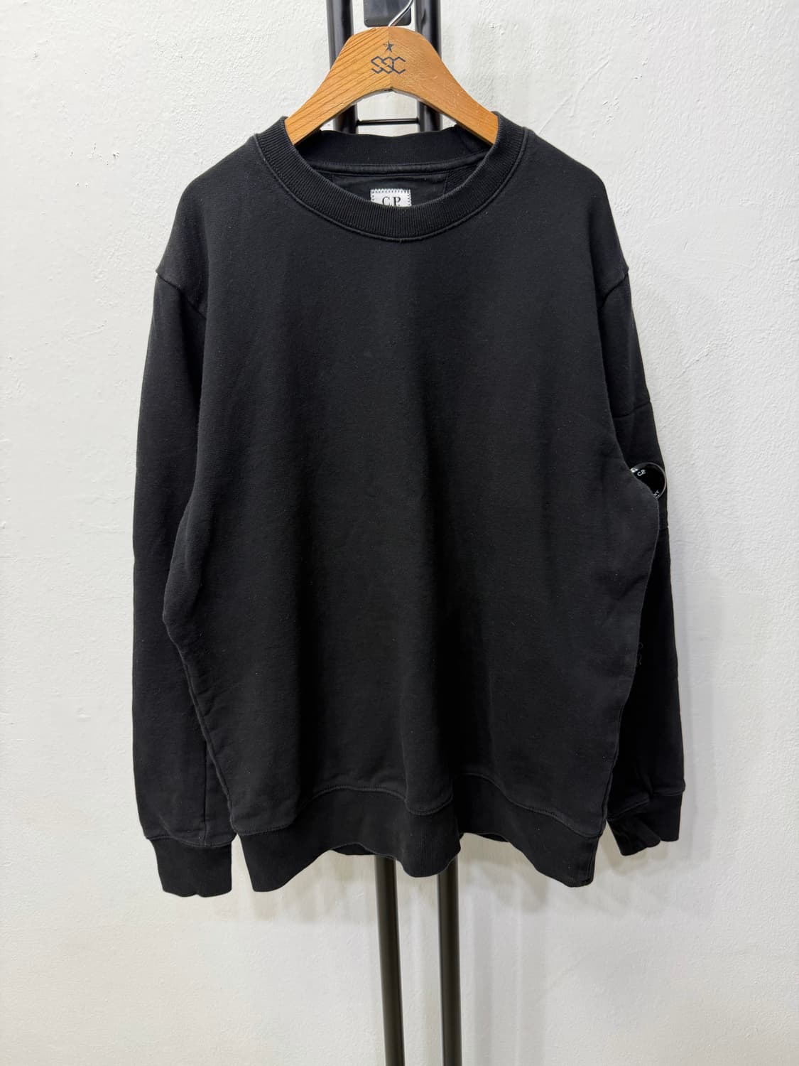 정품) CP컴퍼니 블랙 렌즈 맨투맨 XL 상품이미지1