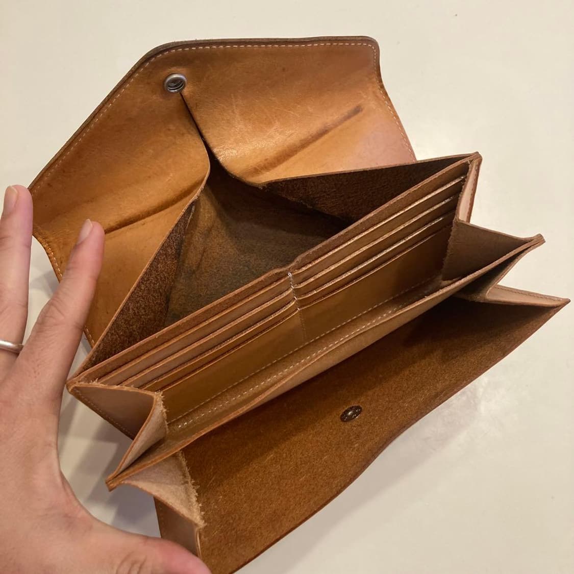 헨더스킴 원피스 월넛브라운 소가죽 장지갑 상품이미지5