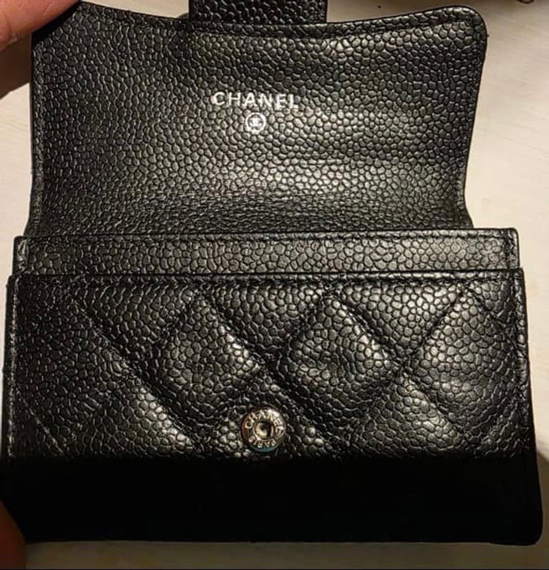 샤넬 똑딱이 클래식 그레인드 카프스킨 실버 메탈 플랩 카드지갑 블랙 상품이미지7