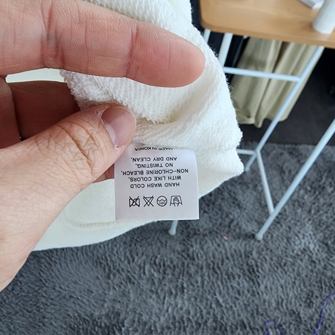 JULL LOG 흰색 브이넥 맨투맨 상품이미지8