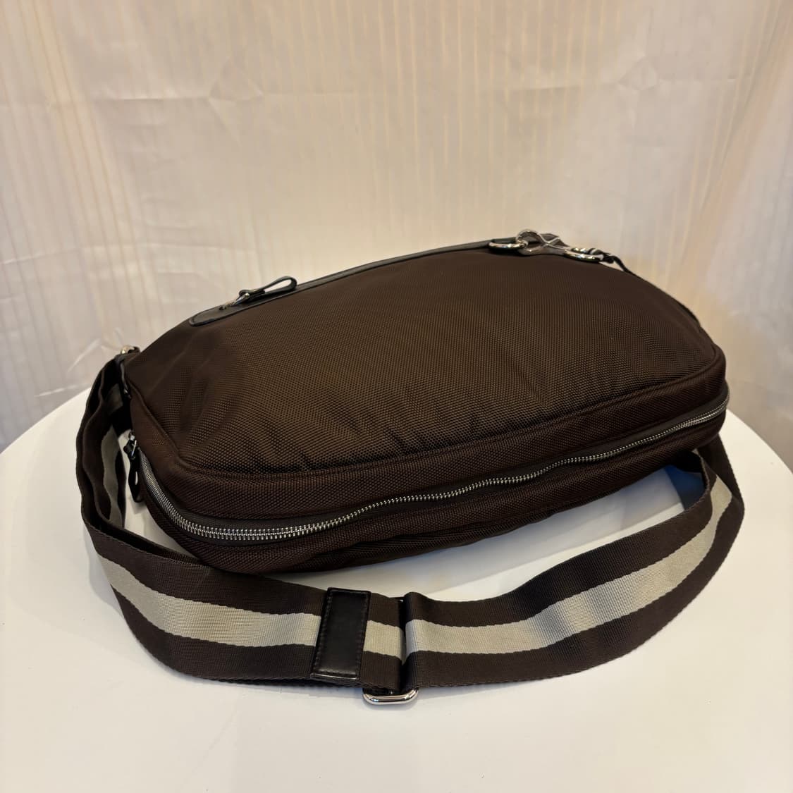 정품 발리 브라운 삼선 크로스백     상품이미지7