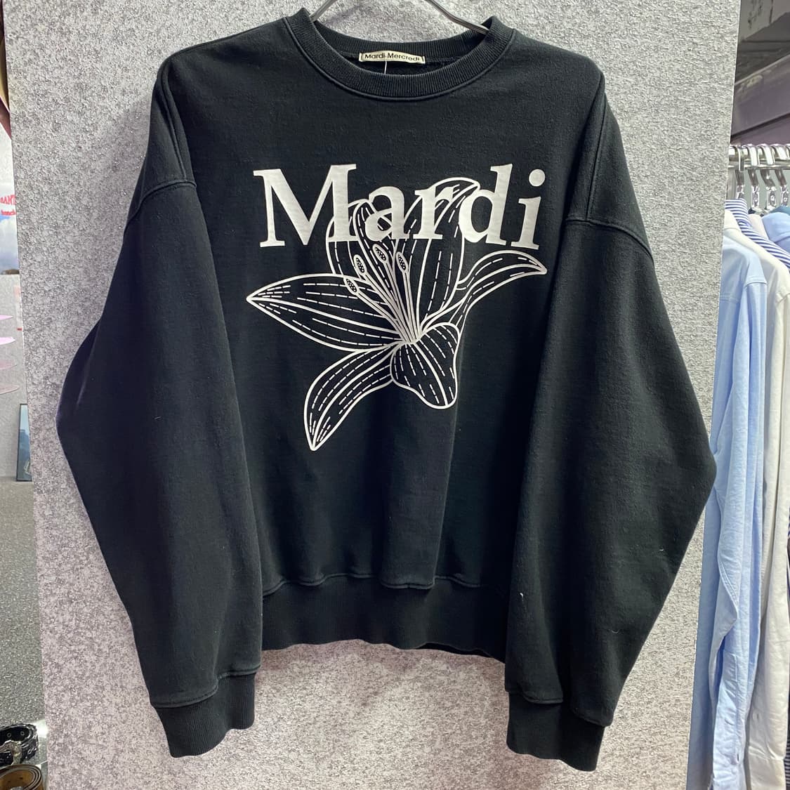 마르디 메크르디 플라워 로고 블랙 맨투맨 B3556 상품이미지2