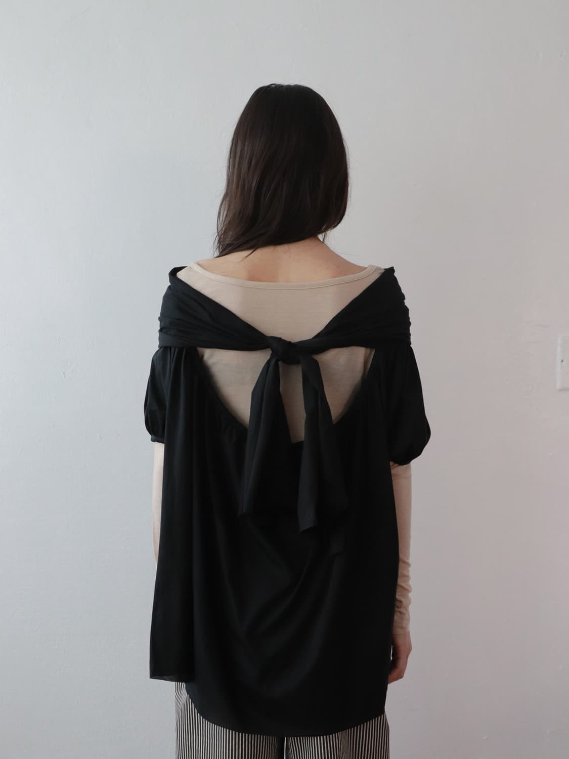 아모르샤이 BACK RIBBON TOP - BLACK 상품이미지3