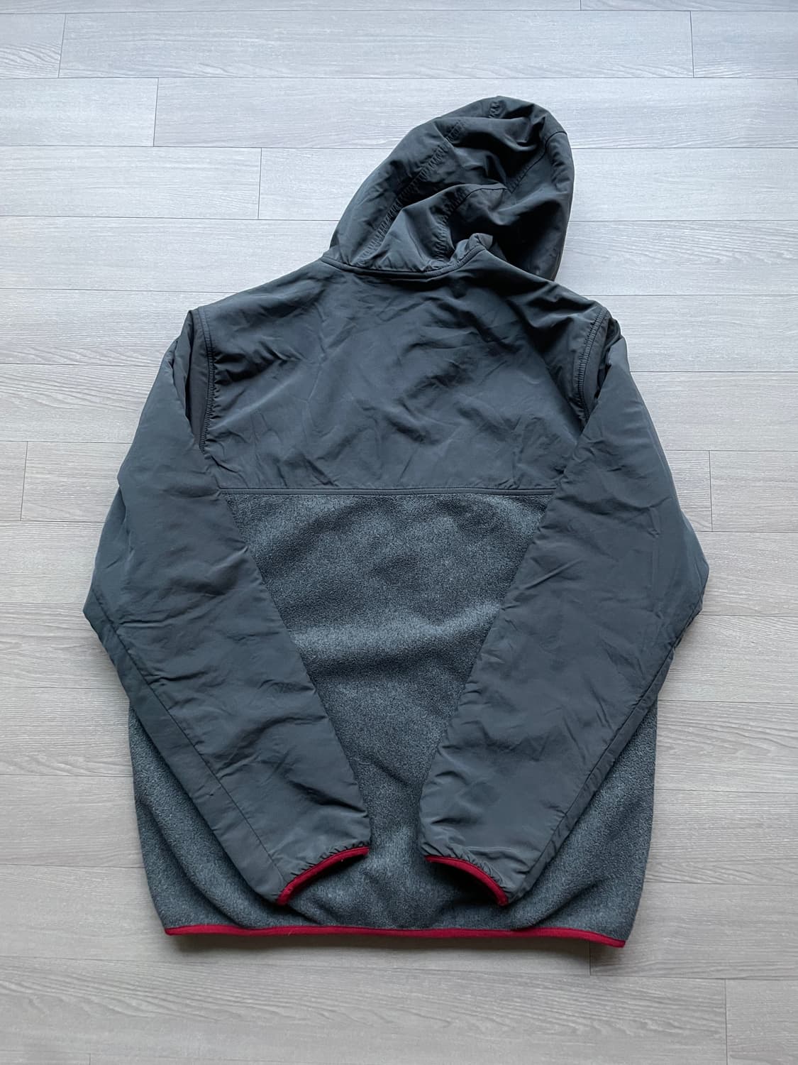 파타고니아 쉘드 후드 신칠라 그레이 레드 상품이미지2