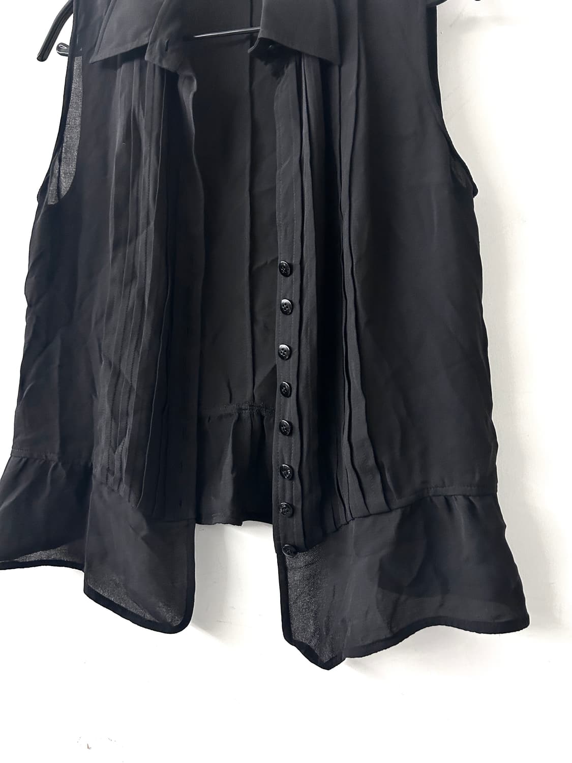 Armani collezioni 플리츠 시스루 슬리브리스 셔츠 상품이미지4