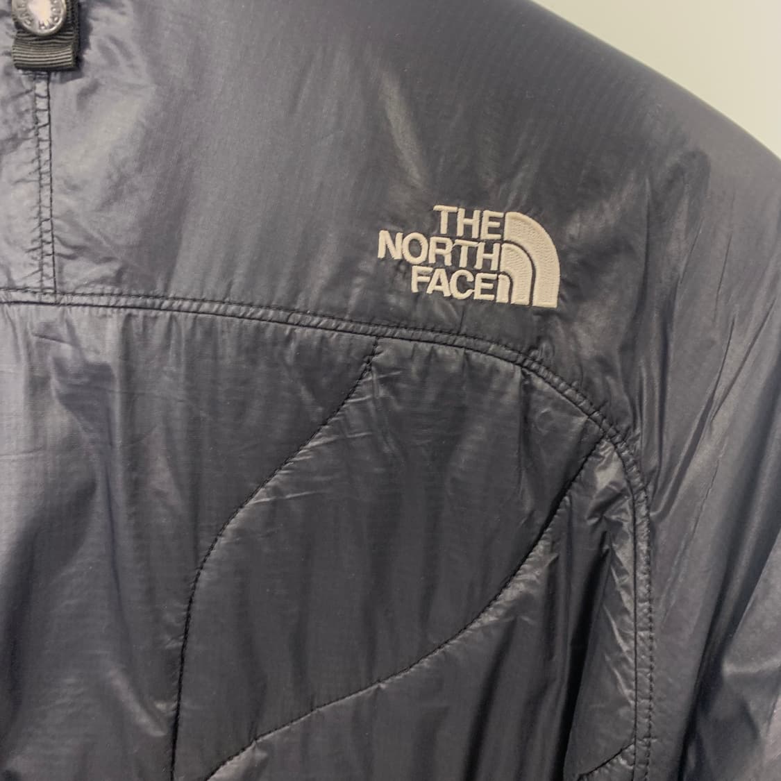 노스페이스 자수로고 블랙 윈드 경량 패딩 상품이미지5