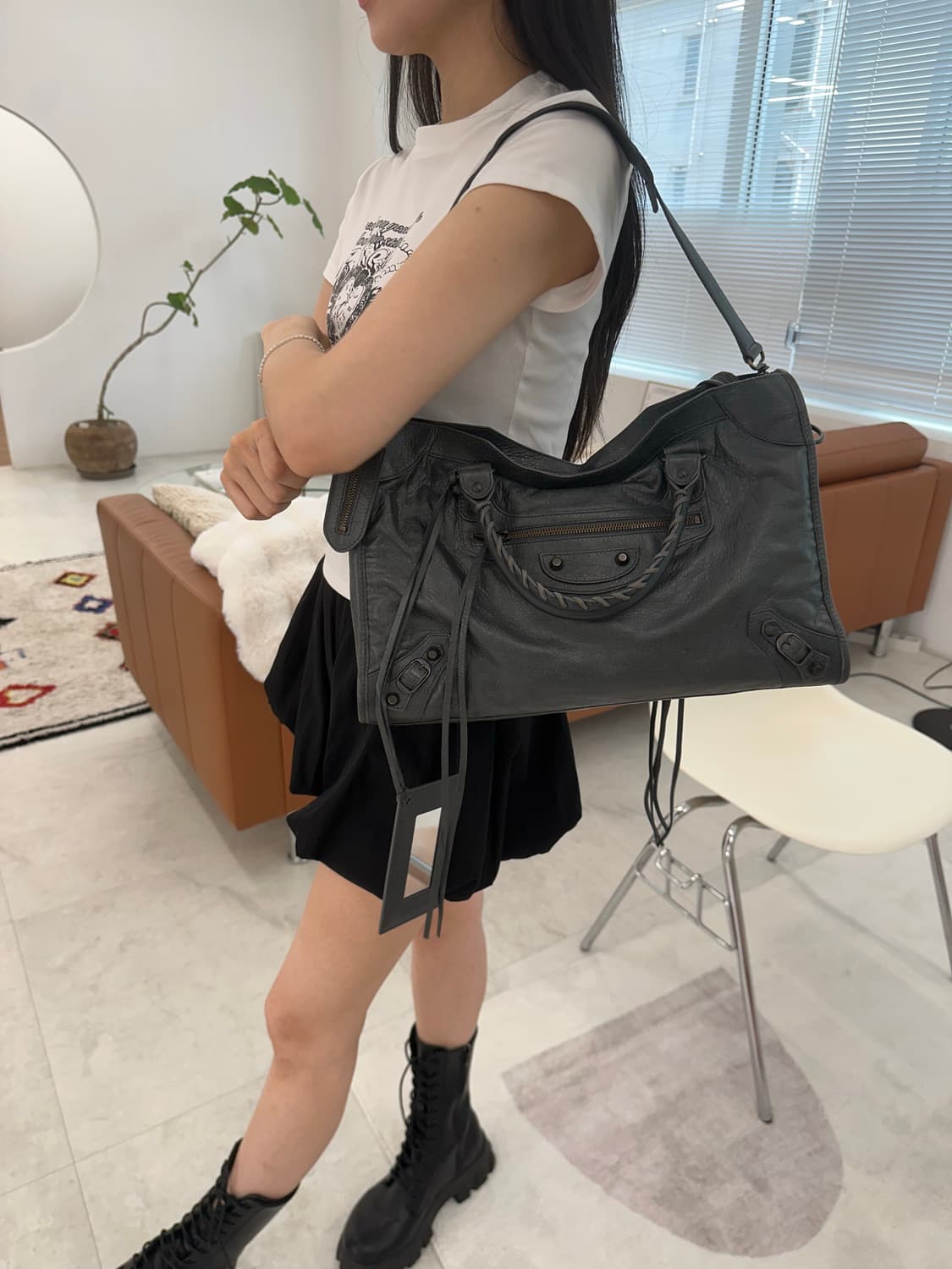 [A 정품] 발렌시아가 시티 모터백 미디움 다크그레이 상품이미지9