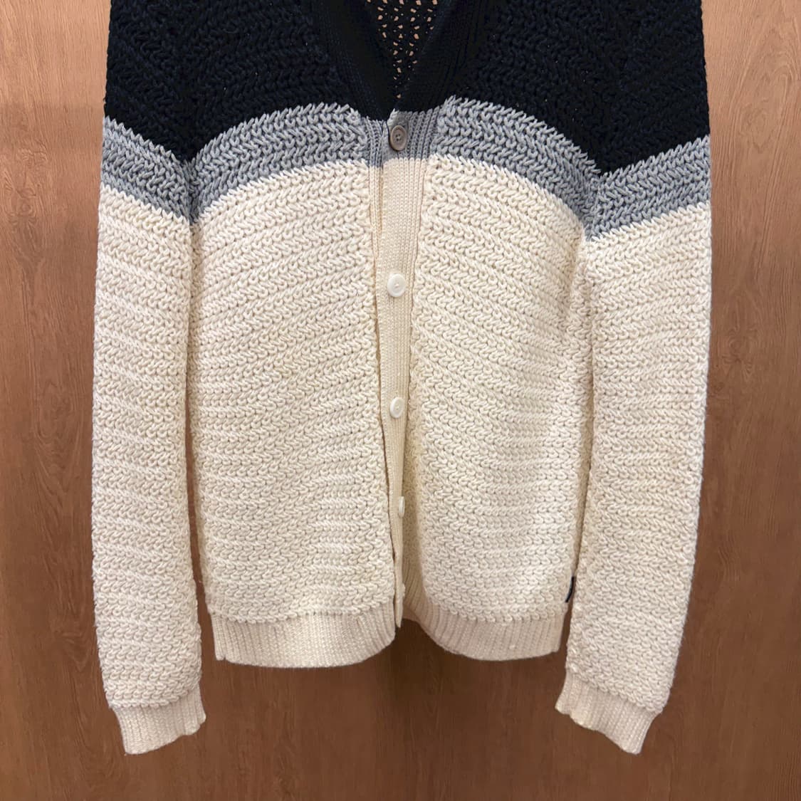 아르마니 익스체인지 니트 가디건 배색 블록 패턴 로고 탭 디테일 아이보리 상품이미지5