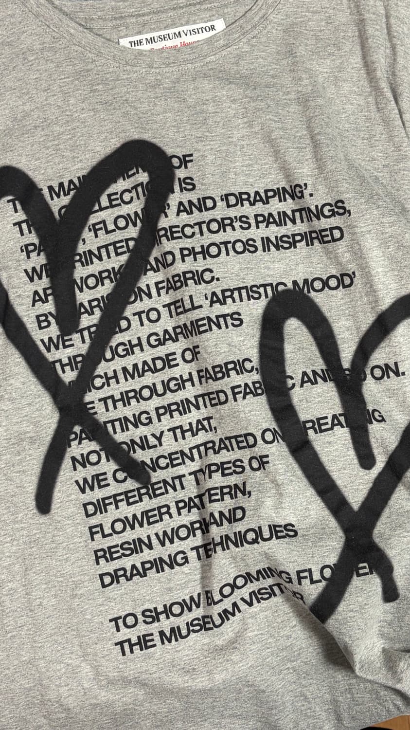 더뮤지엄비지터 하트 스프레이드 티셔츠 판매 상품이미지2