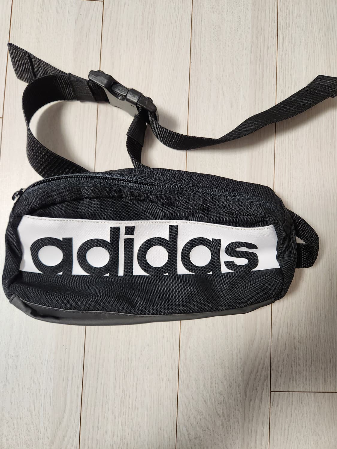 아디다스 러닝 힙색 리니어 퍼포먼스 웨이스트백 S99983

크기(가로x 상품이미지1