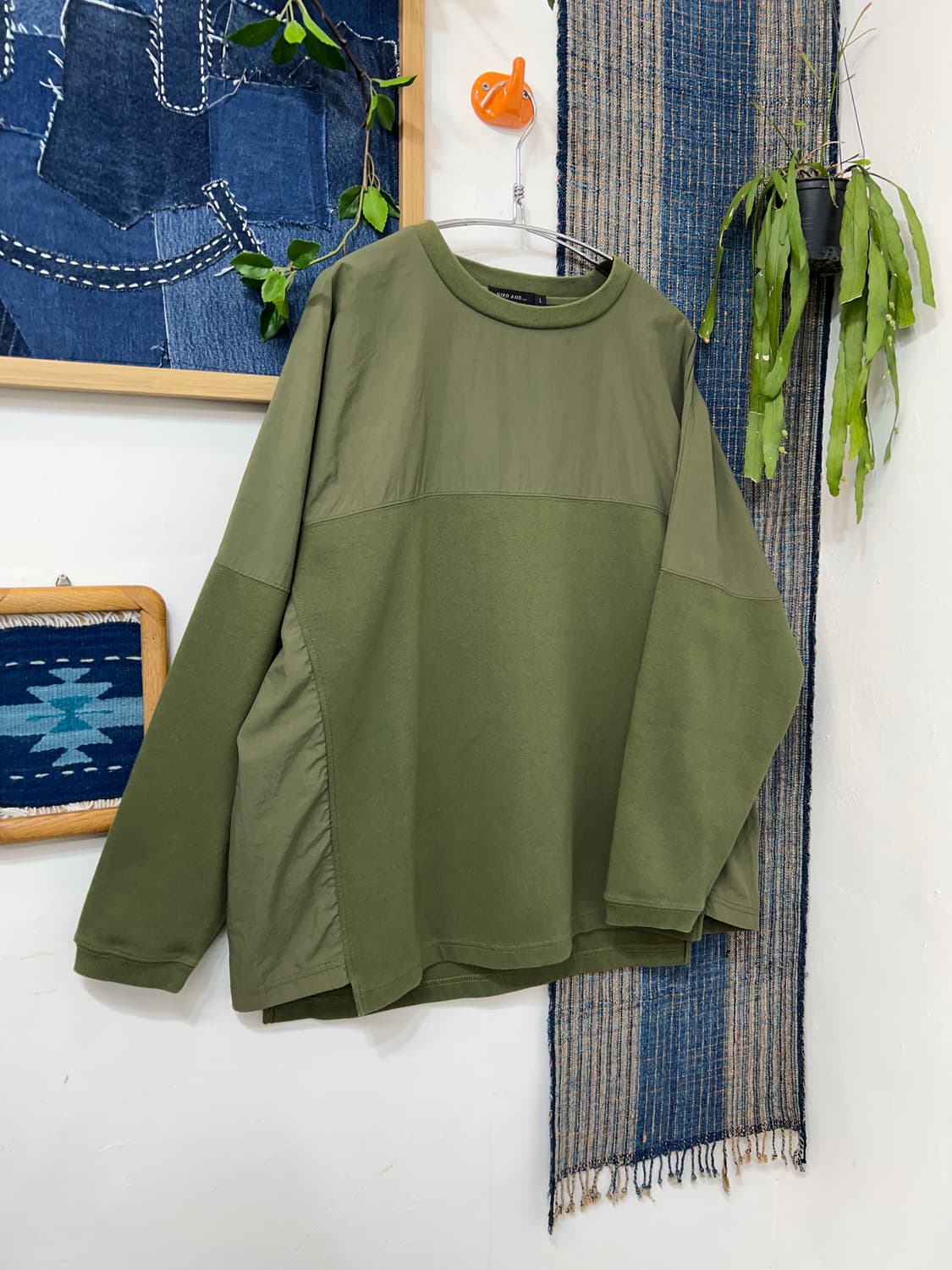 NIKO AND Two-Tone Incisional Sweatshirt 상품이미지3