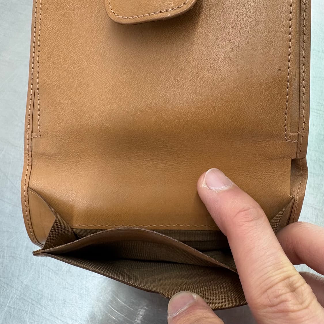 셀린느 트리옹프 반지갑 Tan & White 상품이미지7