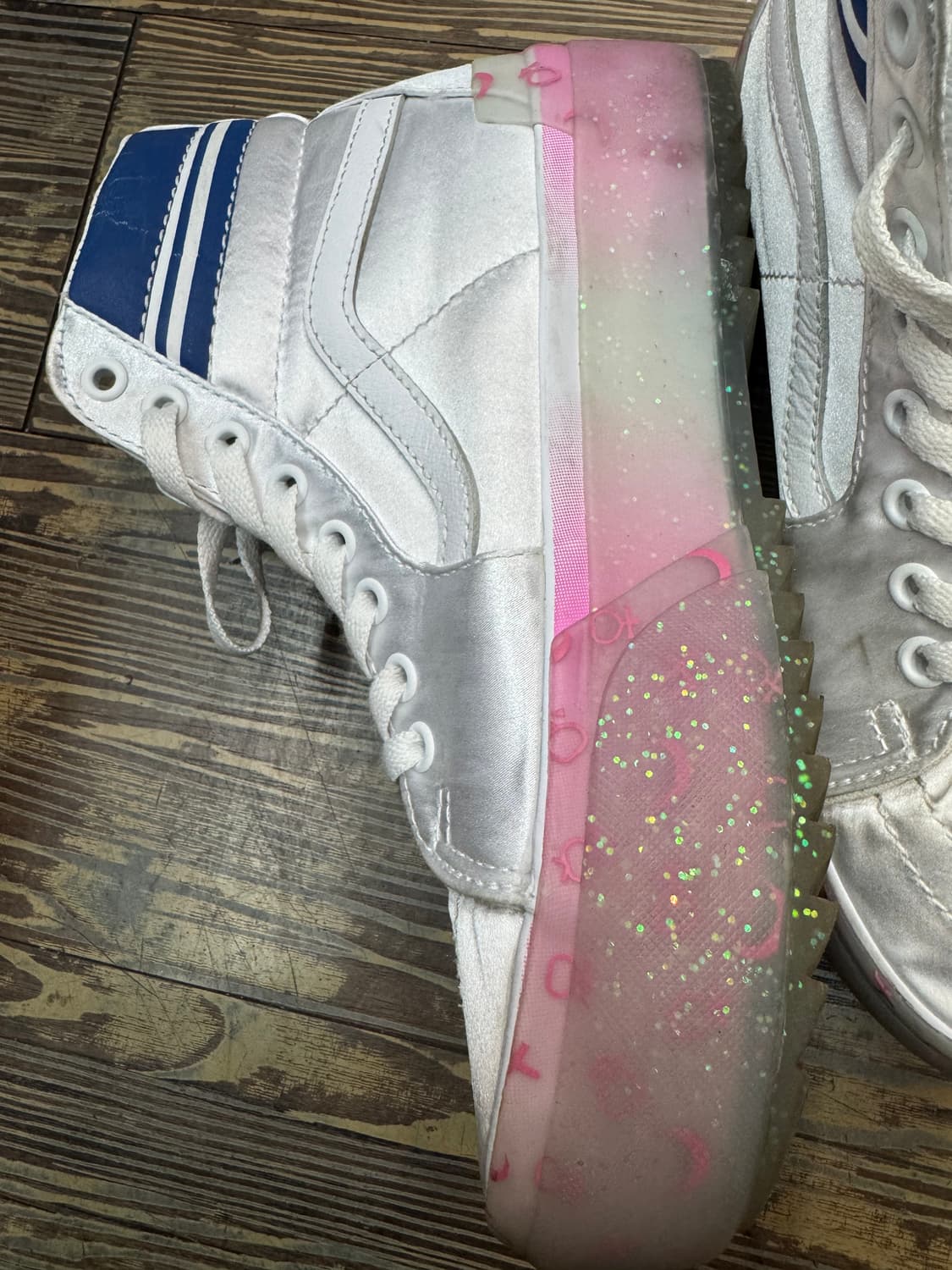 한정판 반스x세일러문 빈티지 스케이트 하이 스택트 실버 250 상품이미지3