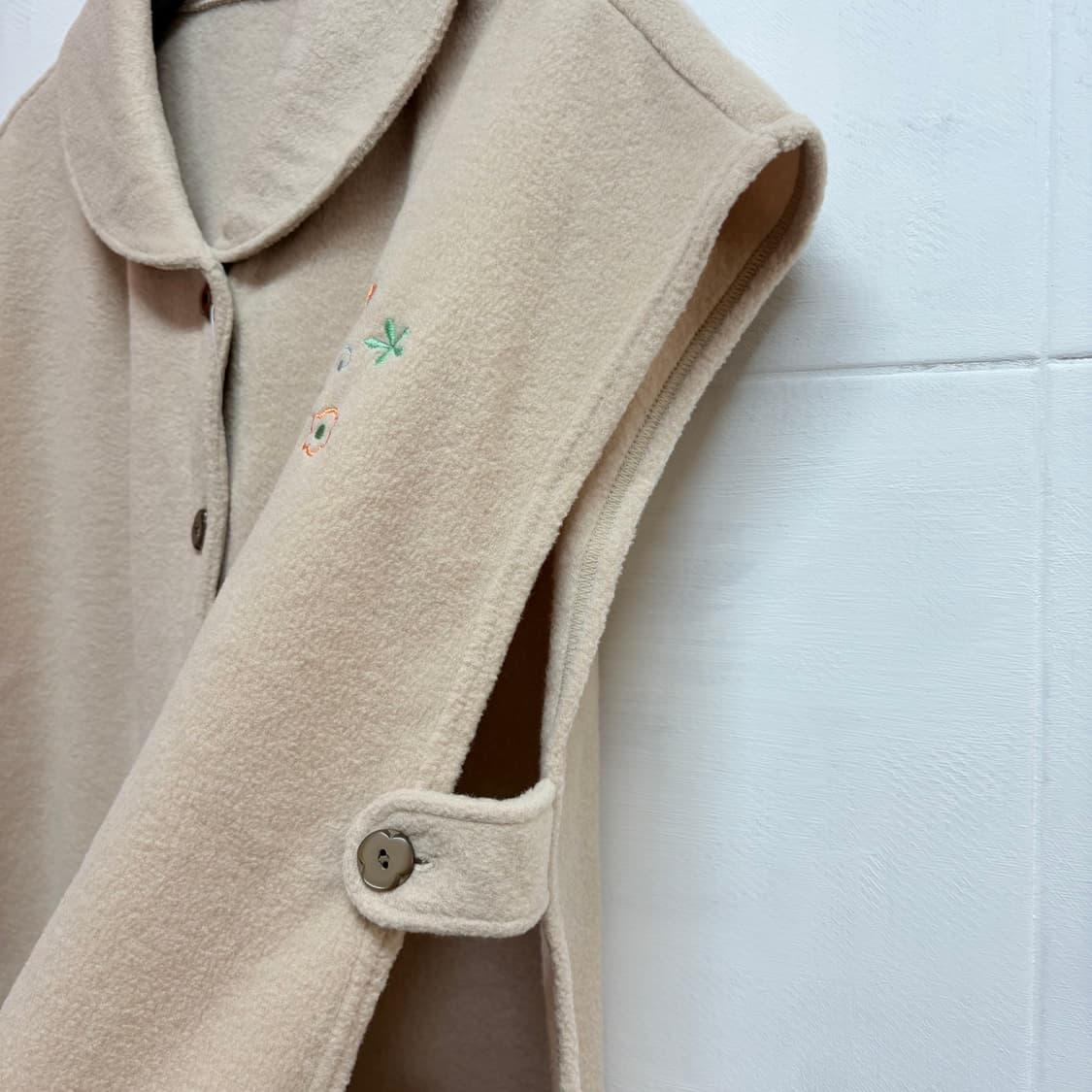 LIVETION 플리스 모리 자수 베스트 (새상품) 상품이미지3