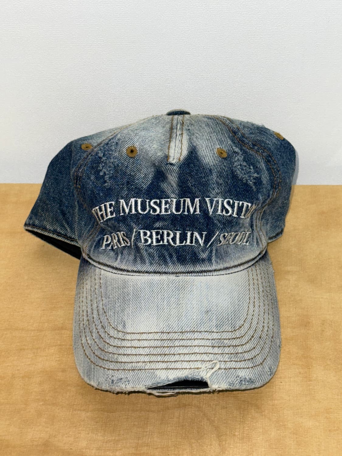 더뮤지엄비지터 워싱 데님 볼캡 (WHITE BLUE) 상품이미지1