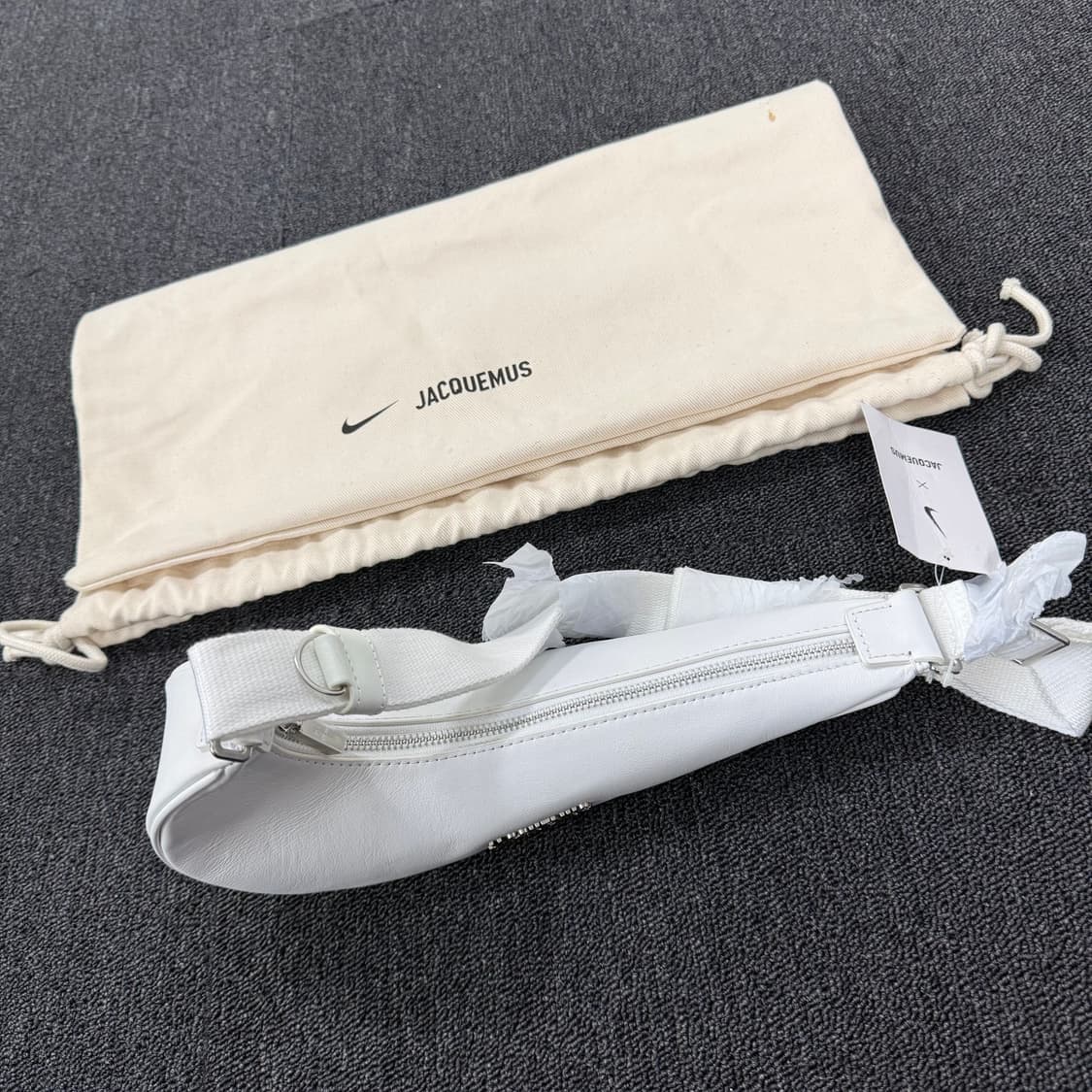 나이키 x 자크뮈스 스우시 르 삭 스몰 크로스백 상품이미지8