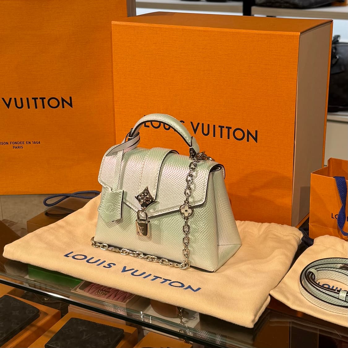 [25년] 루이비통 이그조틱 카룽 로즈 데 벙 미니 크로스백 상품이미지2