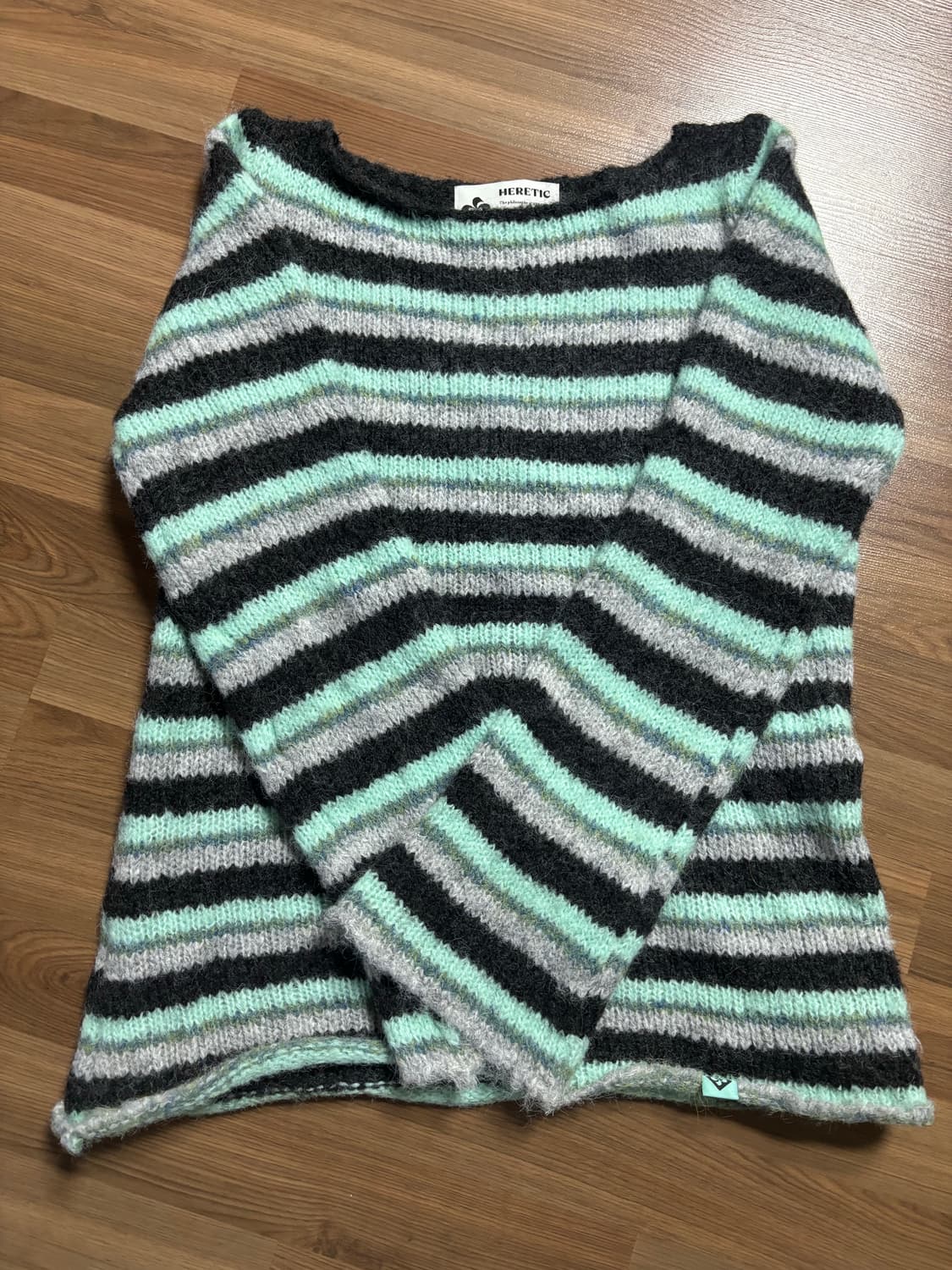 헤레틱 스트라이프 헤어리 니트 차콜 상품이미지2