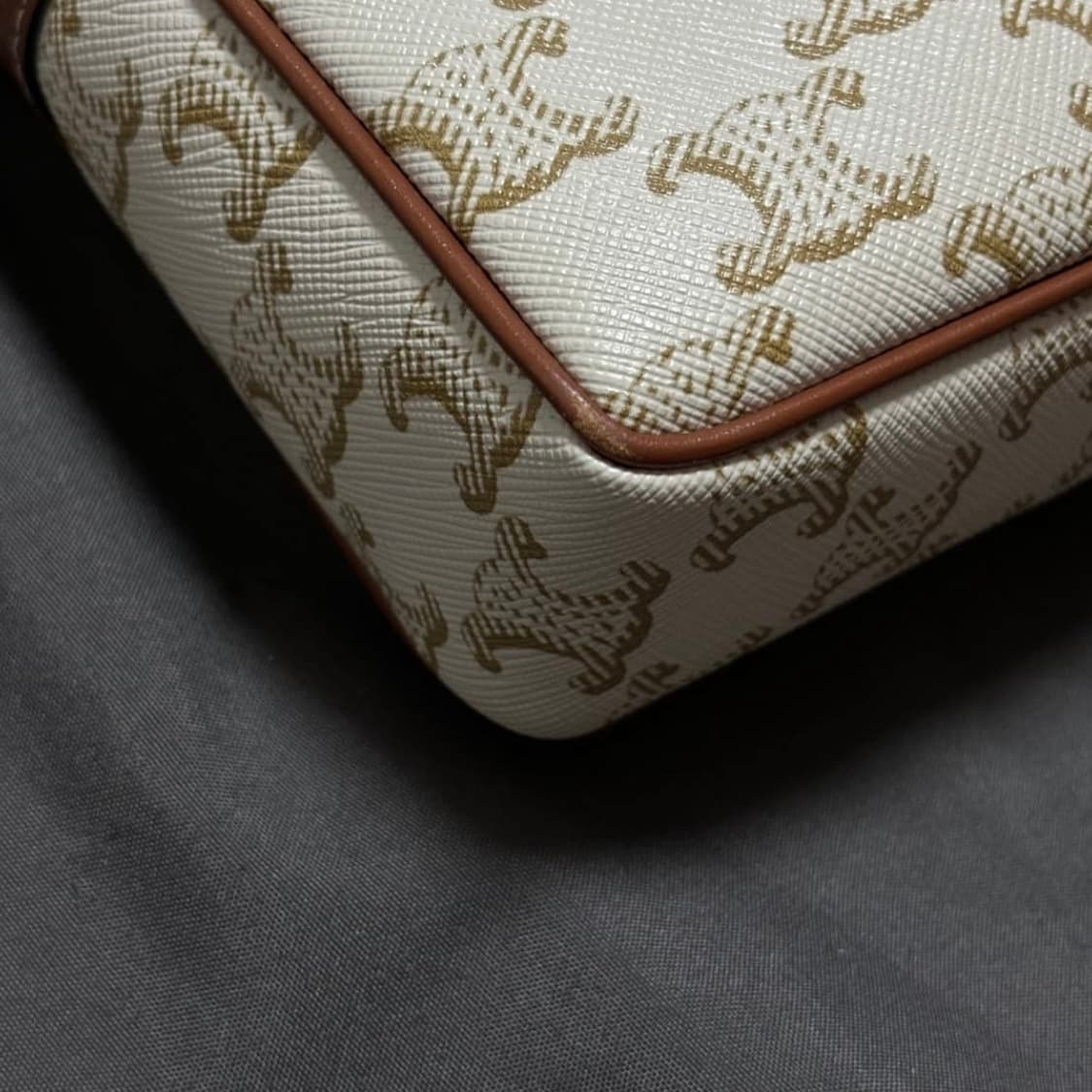 셀린느 트리오페 파타팡스 스몰 트리옹프 화이트 탠. 리사백 상품이미지3