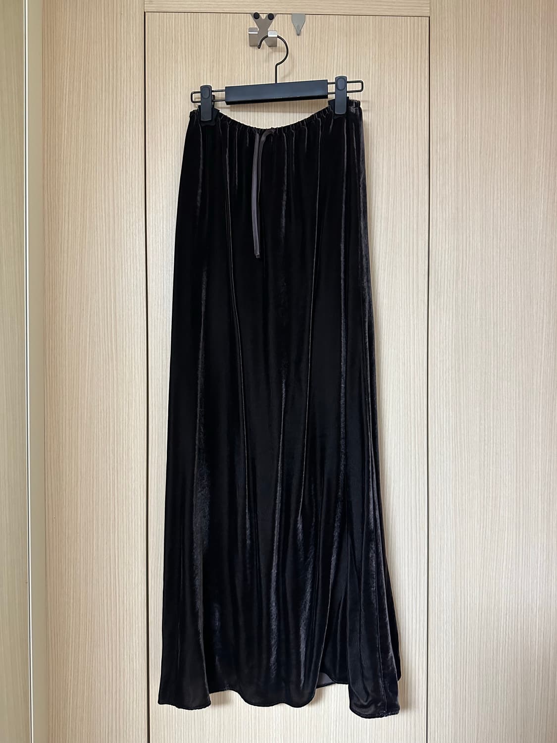 아모멘토 다크브라운 벨벳 스커트 상품이미지1