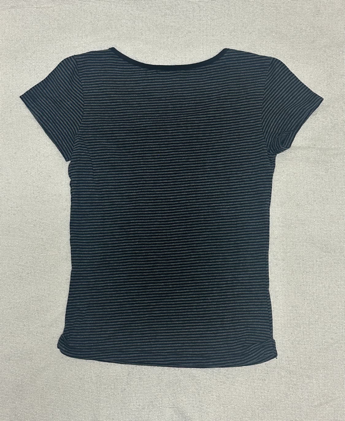 미세키서울 스트라이프 헨리넥 숏슬리브 티셔츠 차콜 상품이미지3
