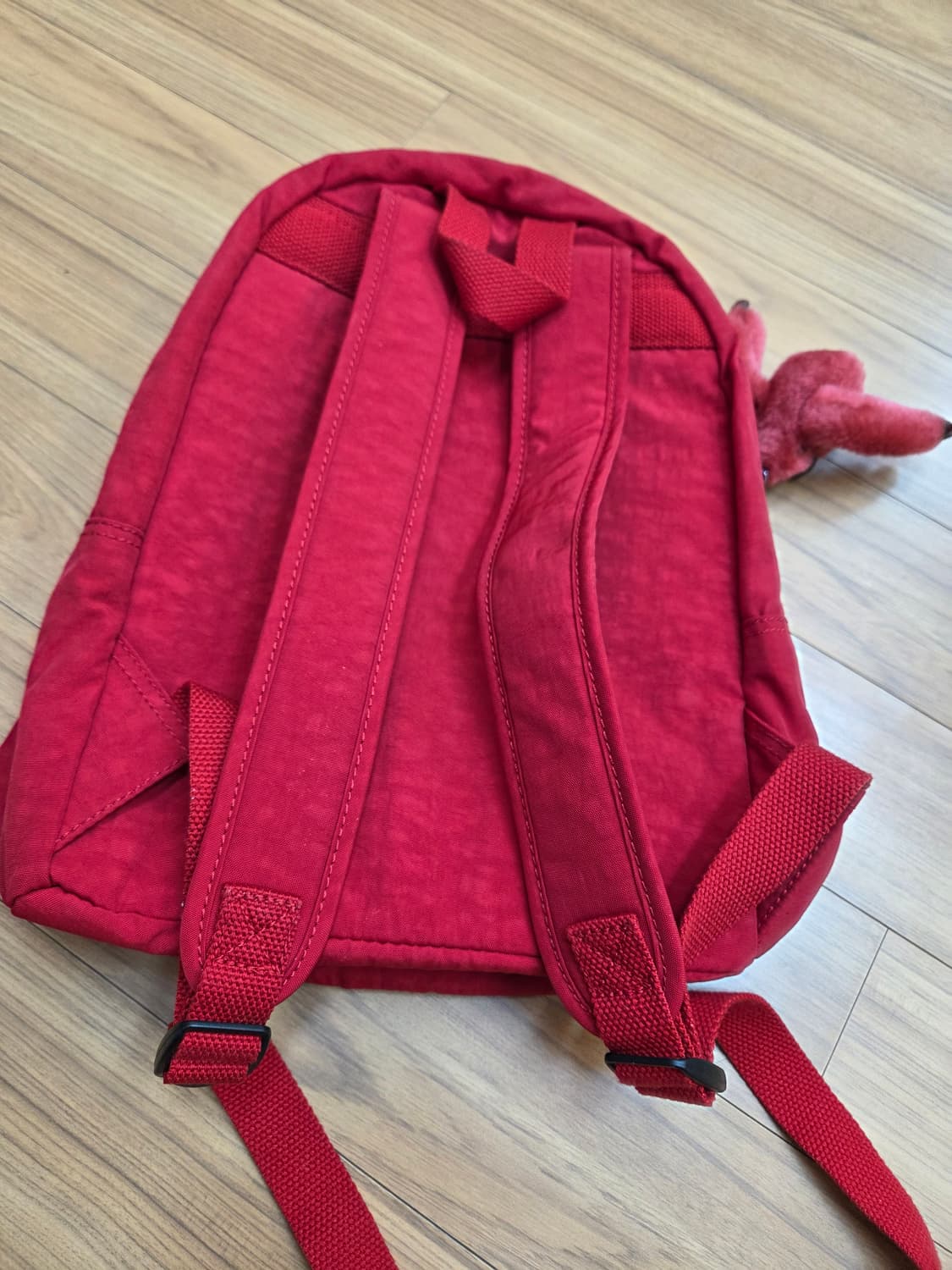 키플링 빨간색 백팩 판매합니다. 사진처럼 키플링의 상징인 원숭이 키링 달 상품이미지3