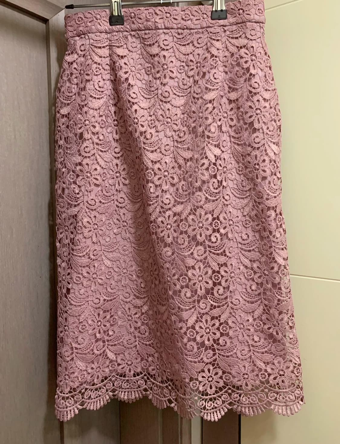 유니클로 로즈 플라워 레이스 미디 스커트 상품이미지1