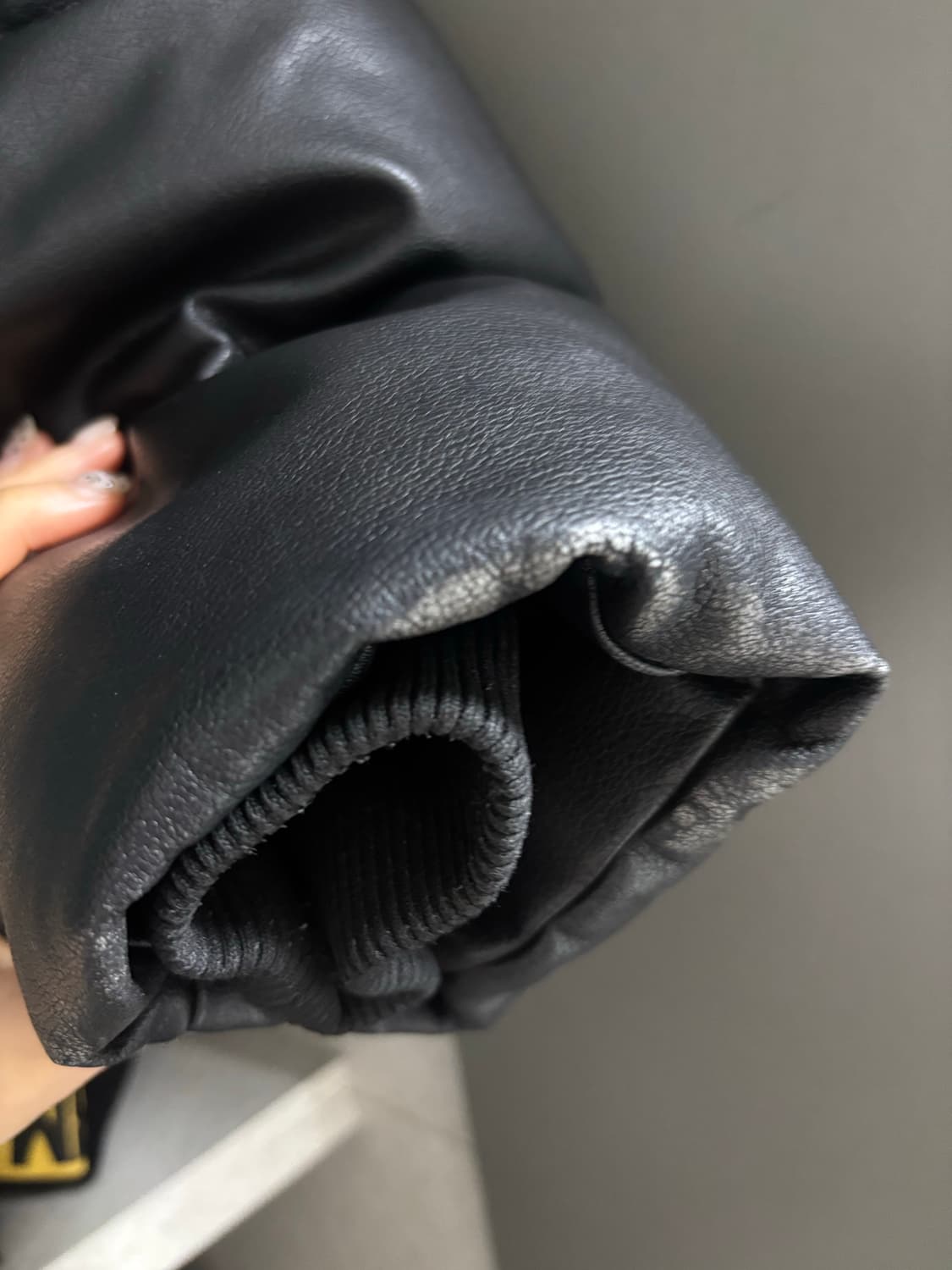 배드블러드 디스트레스드 레더 다운 푸퍼  상품이미지3