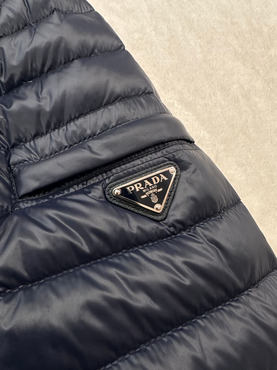 (52)프라다 삼각로고 경량 패딩 네이비 상품이미지4