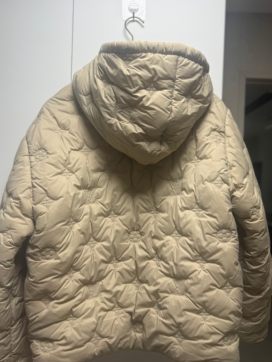 루이비통 모노그램 베이지 패딩자켓 24FW 상품이미지3