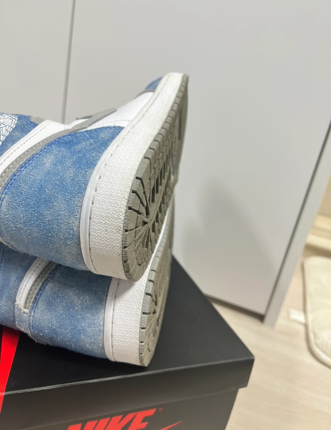 조던 1 레트로 하이 OG 하이퍼 로얄 275 상품이미지4