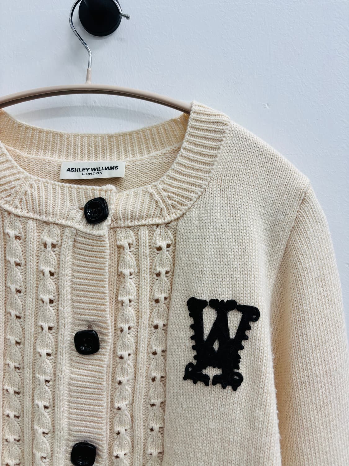 애슐리 윌리엄스(Ashley Williams) 로고 패치 케이블 가디건 상품이미지2