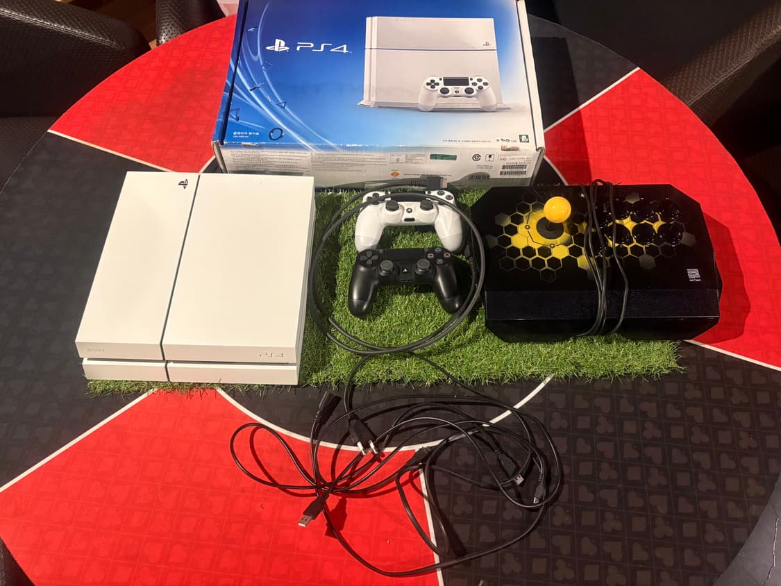 [중고] 플레이스테이션 4 + 각종 부자재 및 타이틀 상품이미지1