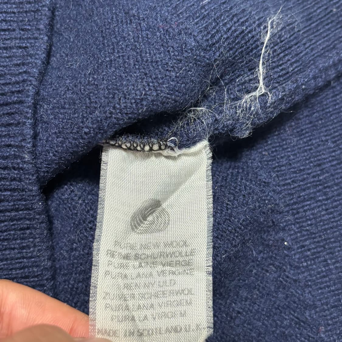 4S 버버리 아가일 네이비 브이넥 니트 상품이미지5