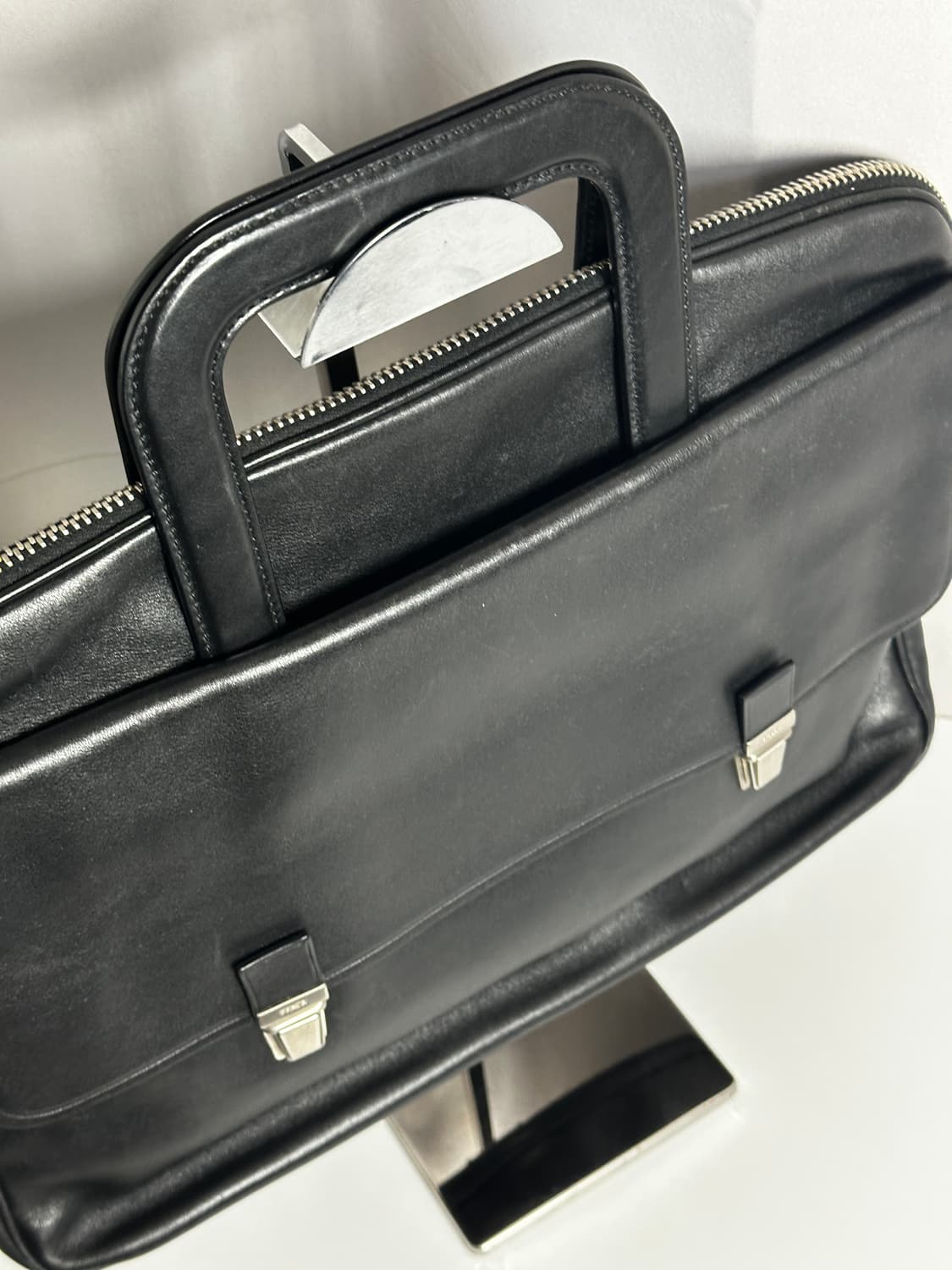 프라다 블랙 카프스킨 슬라이드 핸들 브리프케이스 상품이미지4