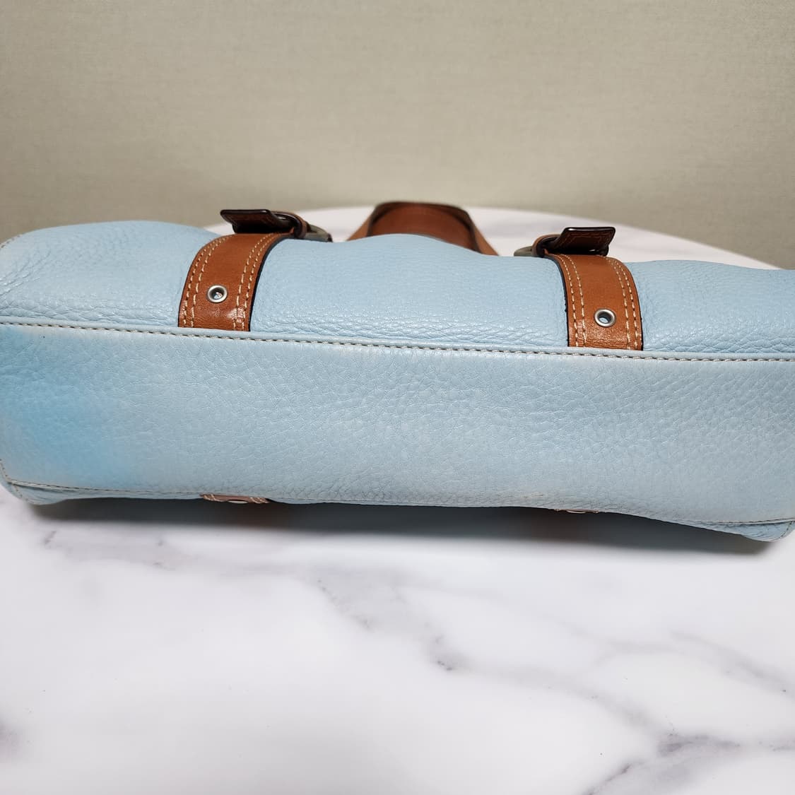 코치 첼시 페블 가죽 사첼백 상품이미지7