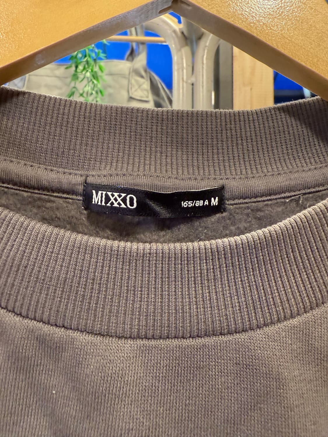 미쏘 차콜 레터링 크롭 맨투맨 상품이미지2